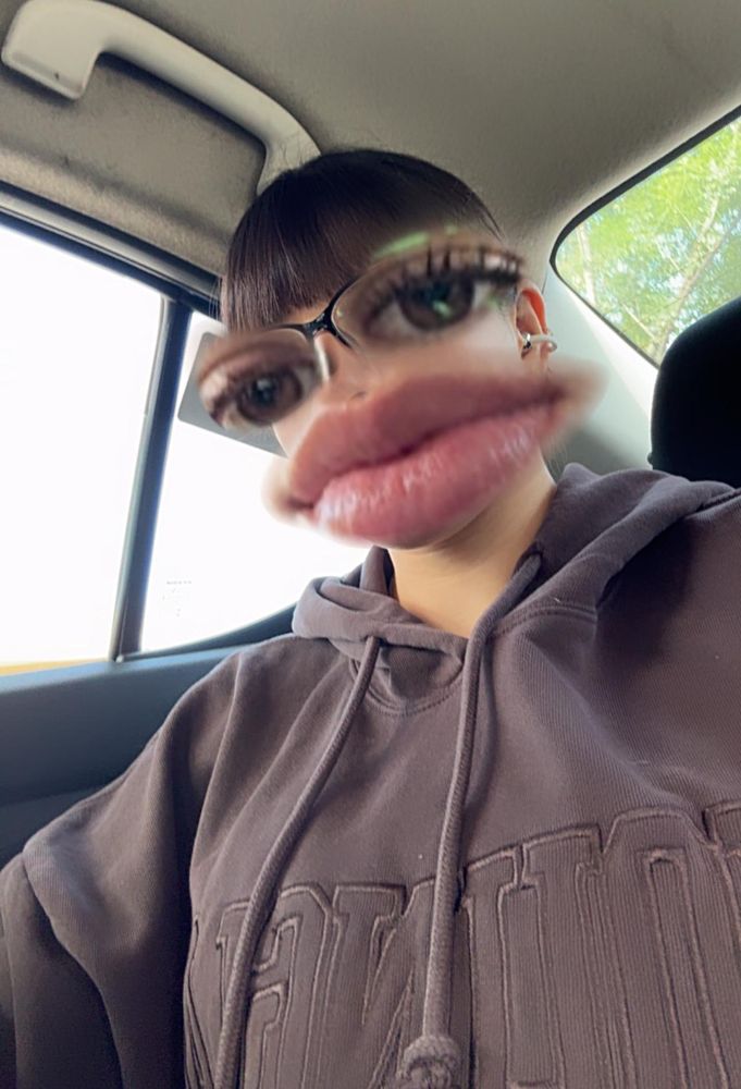 Sofi con filtro de ojos y boca gigantes