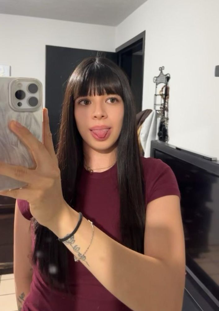 Sofi sacando la lengua en una selfie de espejo