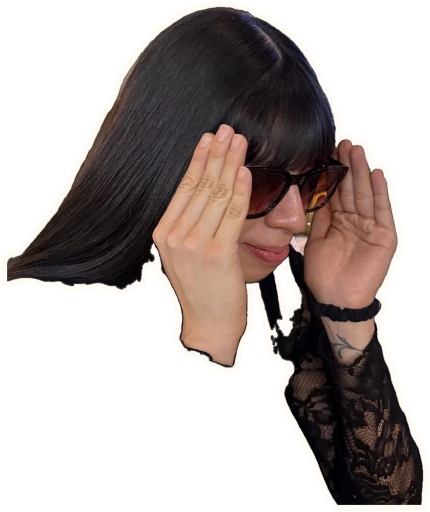 Sofi acomodándose los lentes de sol